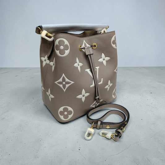 LOUIS VUITTON | Bucket bag